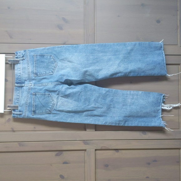 Distressed wider leg cropped-style jeans - Picture 4 of 8